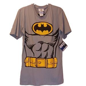 DC Comics Batman Costume T-Shirt with detachable black cape. XLarge NWT